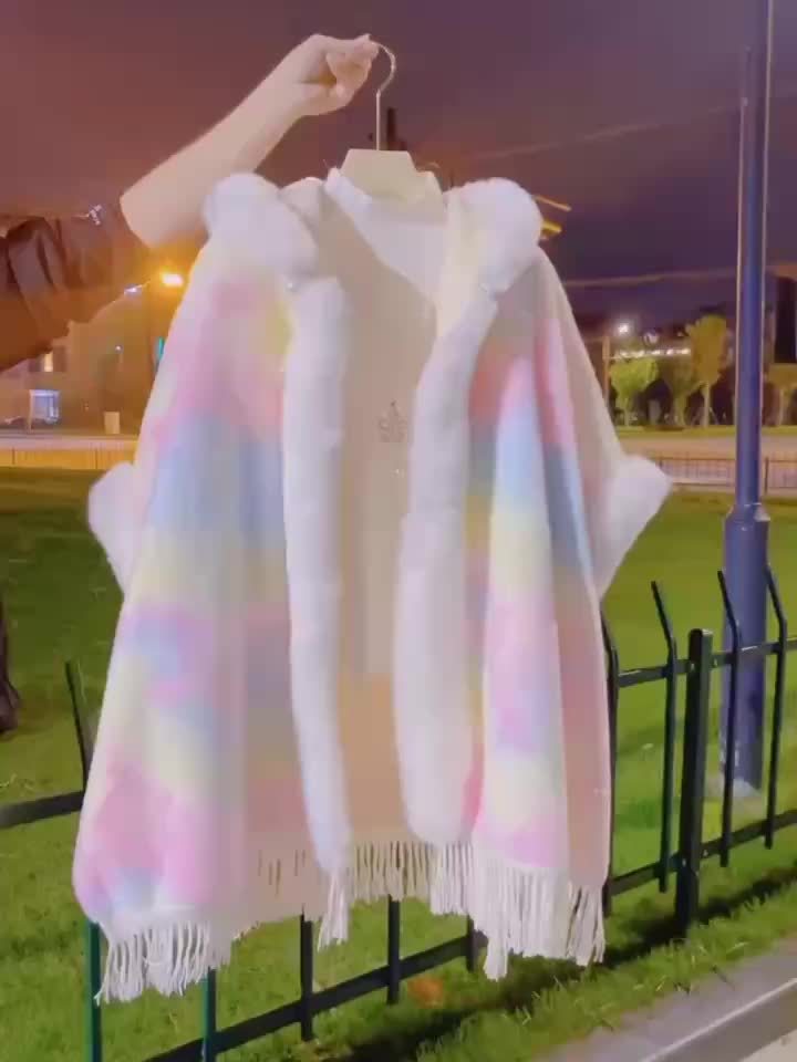 Cape à capuche arc-en-ciel en fausse fourrure douce avec franges et bordure pelucheuse