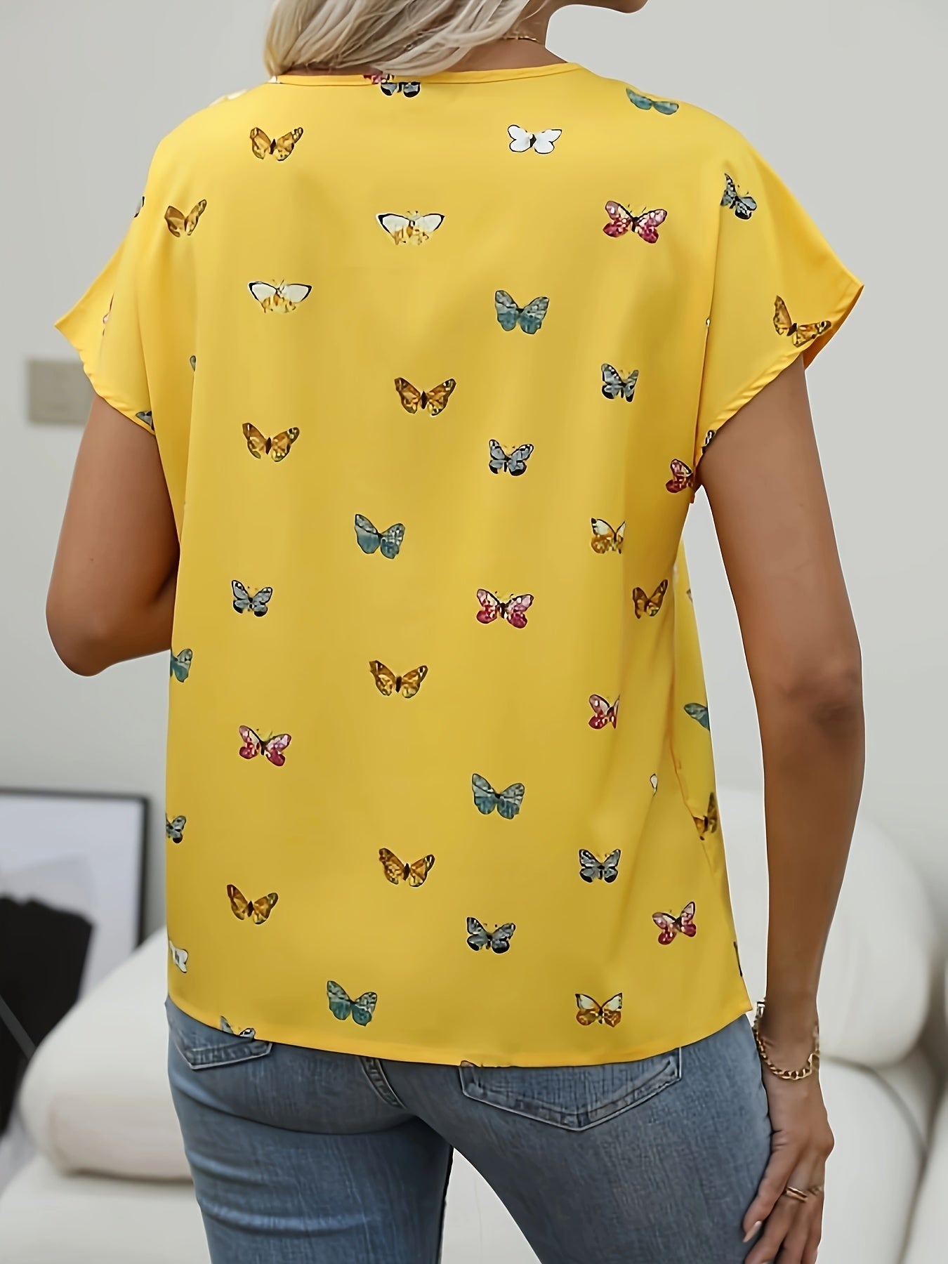 Avslappnad t-shirt med fjärilar för kvinnor – trendig sommarstil