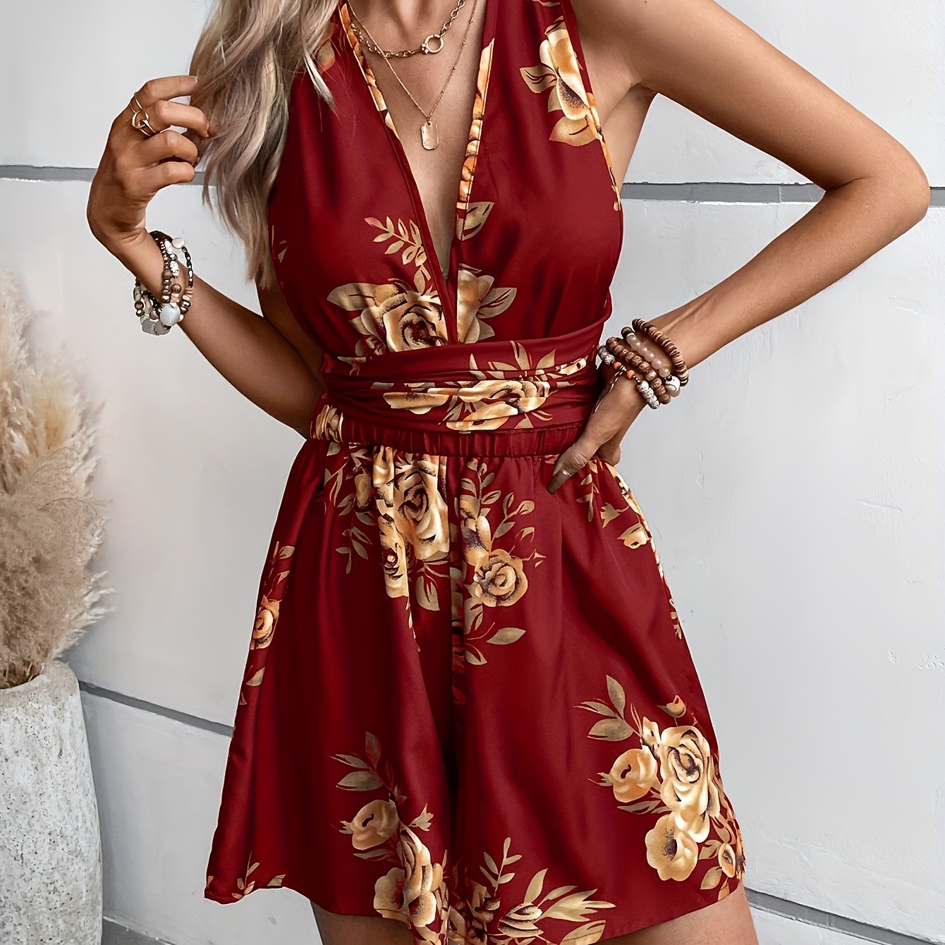 Eleganter Damen-Jumpsuit mit Blumenmuster im Boho-Stil, tiefem Ausschnitt – ideal für Sommer und Ausflüge