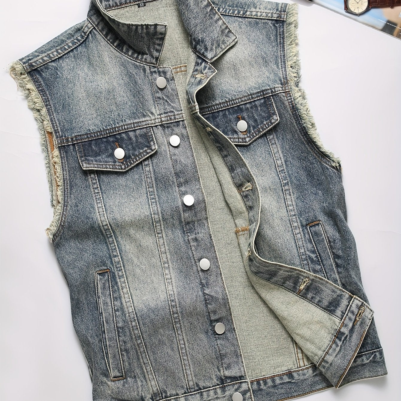 Veste sans manches en denim délavé bleu pour homme avec boutons et poches