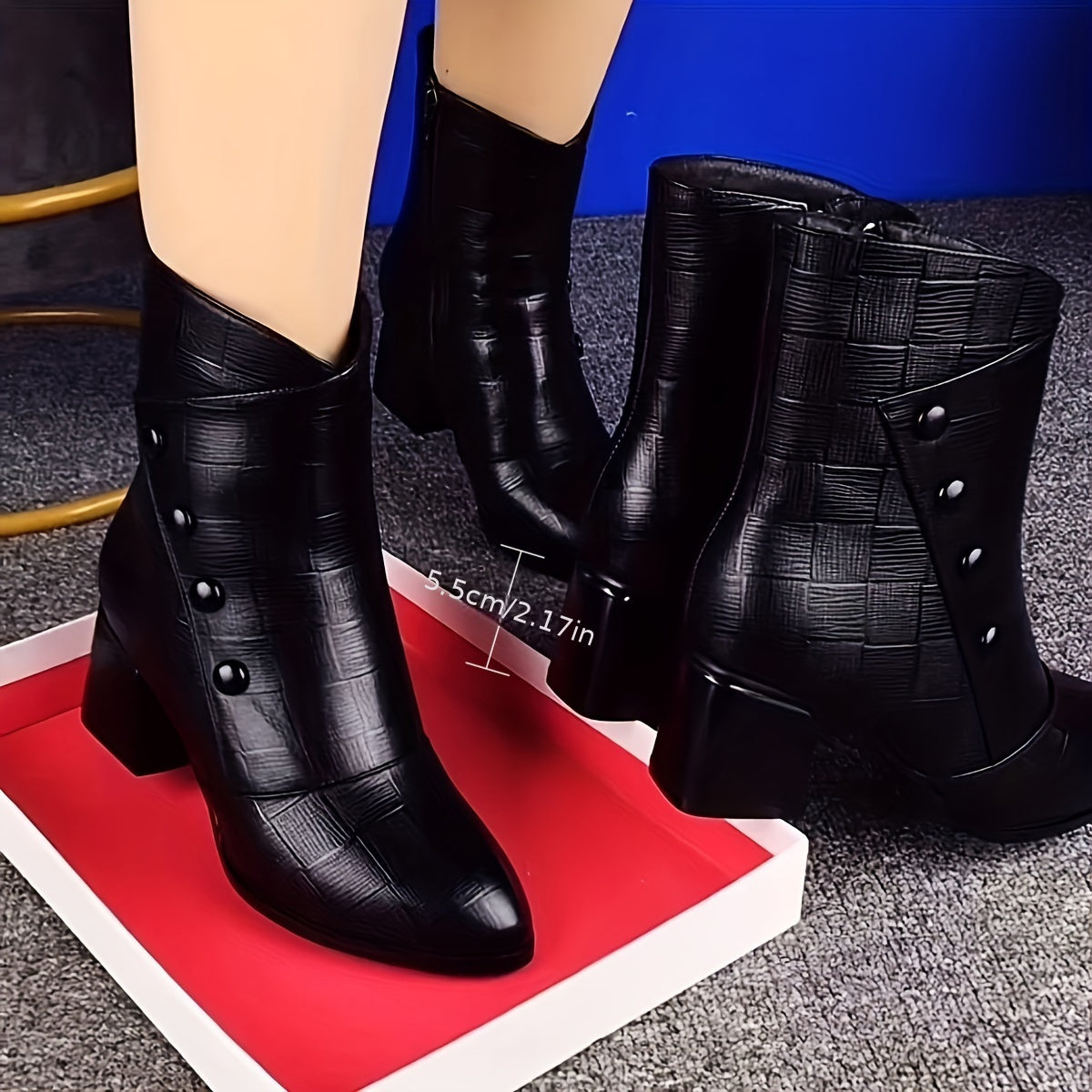 Bottines noires à talon large pour femme avec motifs géométriques et boutons décoratifs