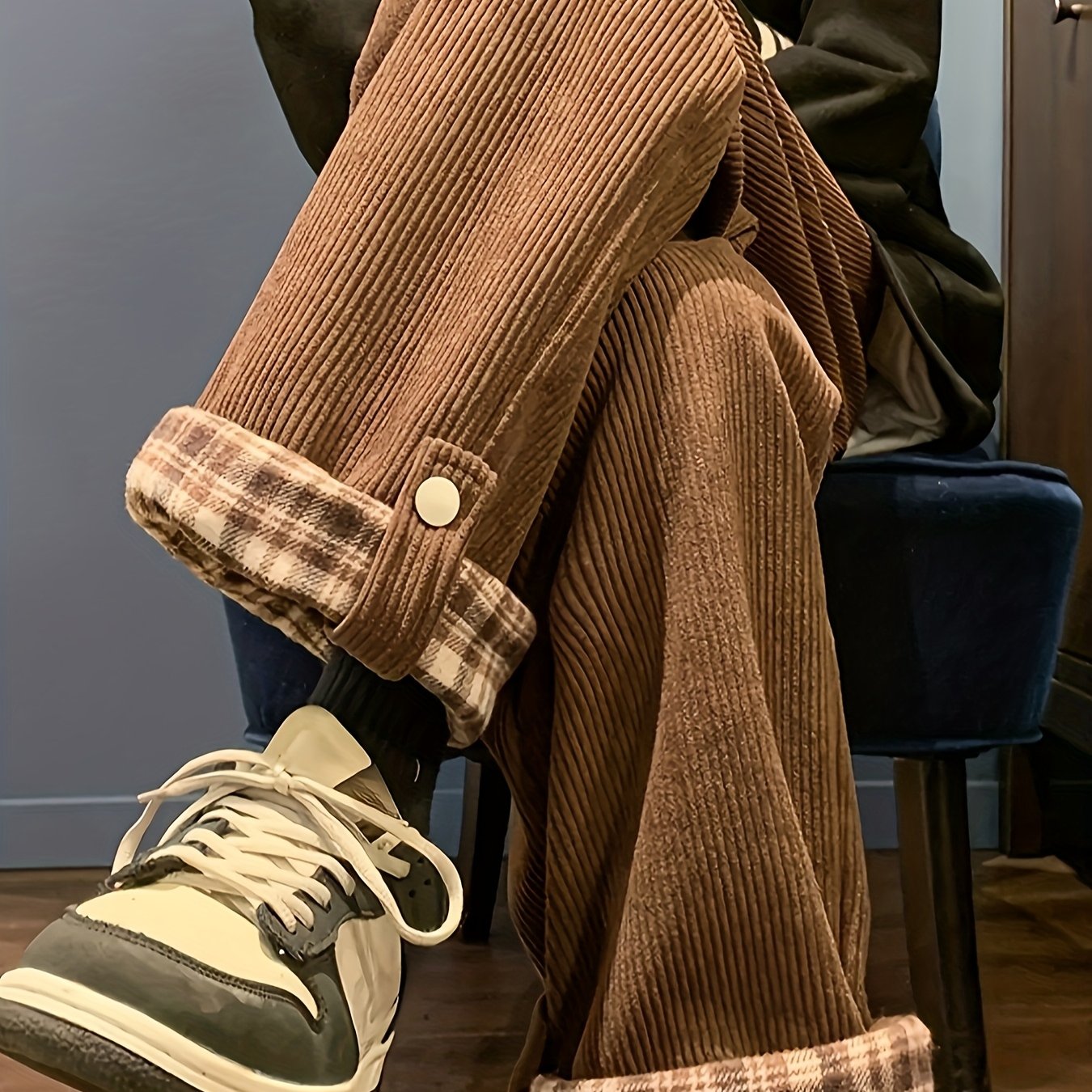 Pantalon large velours côtelé marron coupe décontractée carreaux revers