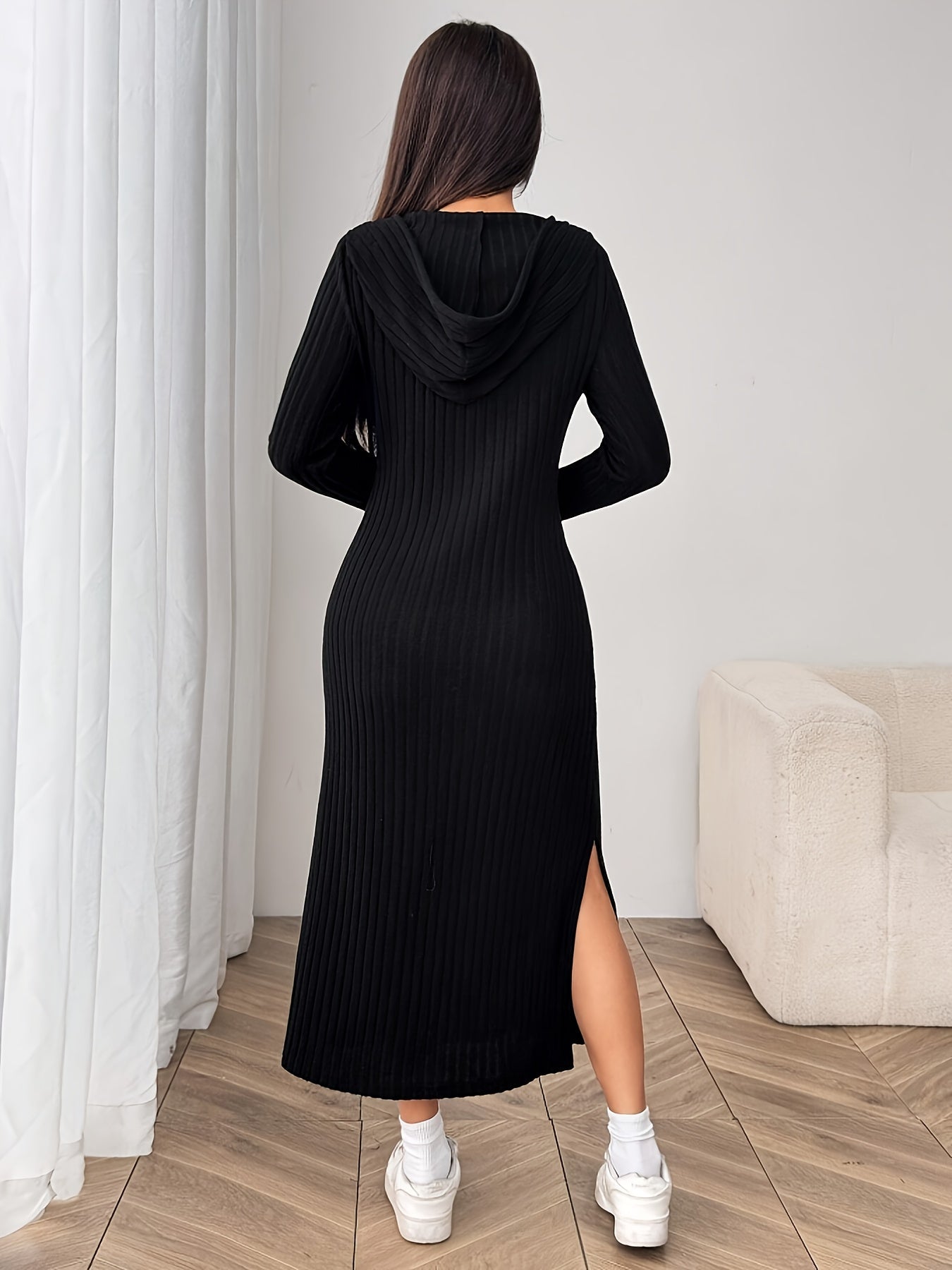 Robe longue noire côtelée à capuche et manches longues