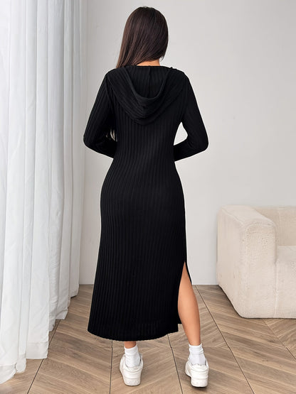 Robe longue noire côtelée à capuche et manches longues