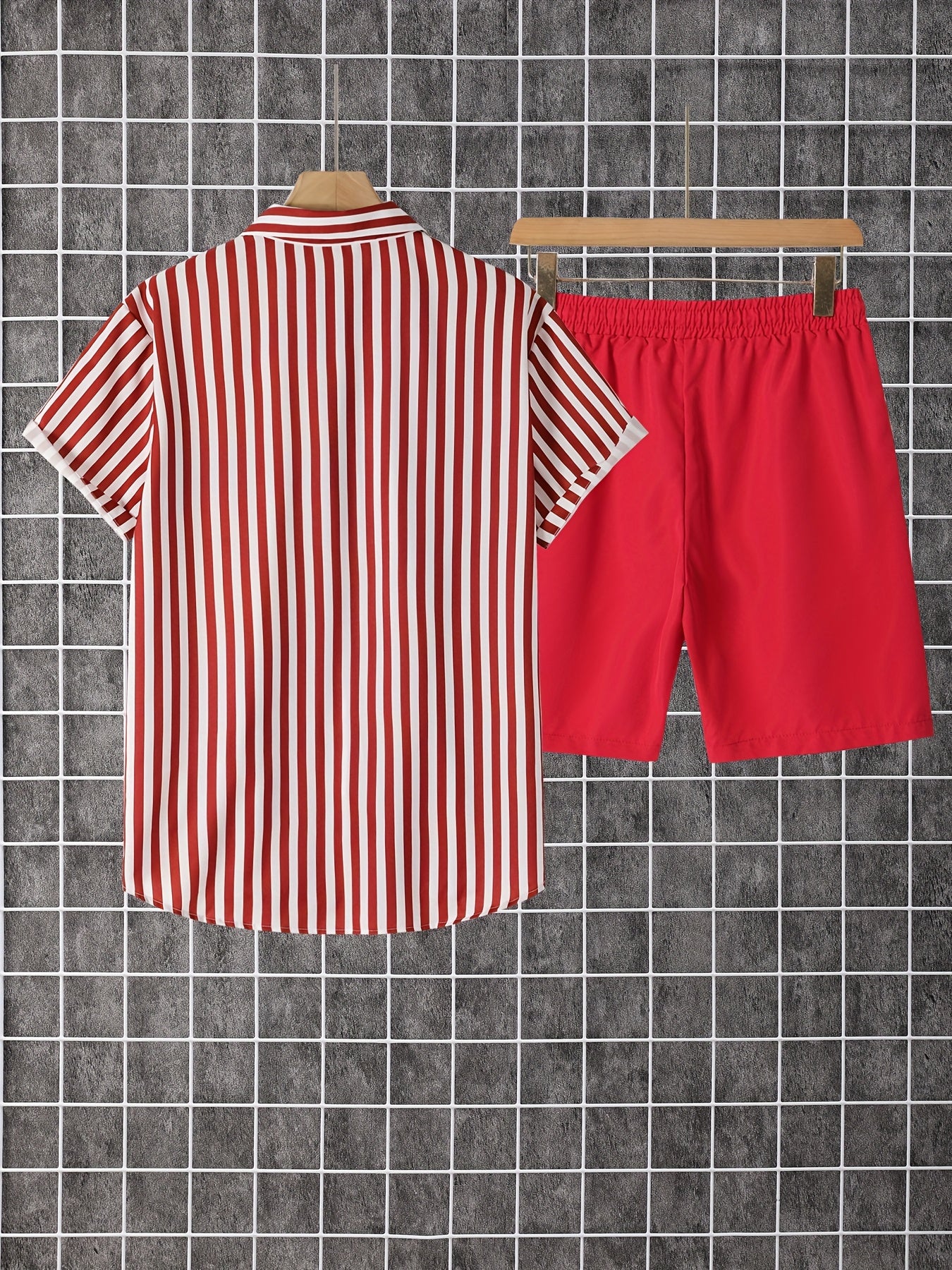 Avslappnad herroutfit med ränder, modern stil, perfekt för sommaren och semestern