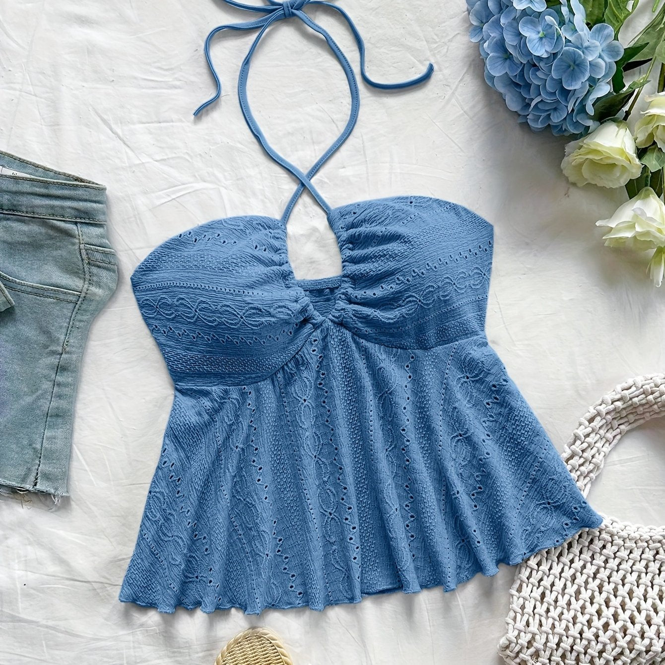 Top femenino de espalda descubierta estilo babydoll bordado para un look veraniego romántico