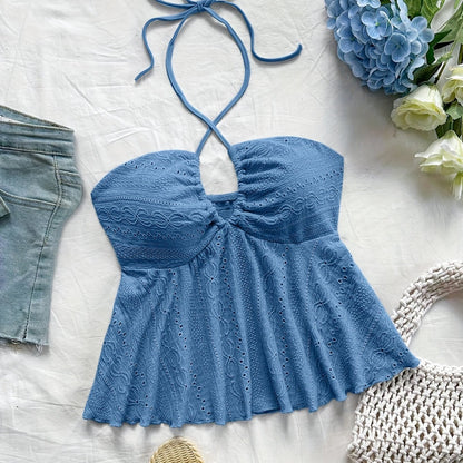 Top femenino de espalda descubierta estilo babydoll bordado para un look veraniego romántico