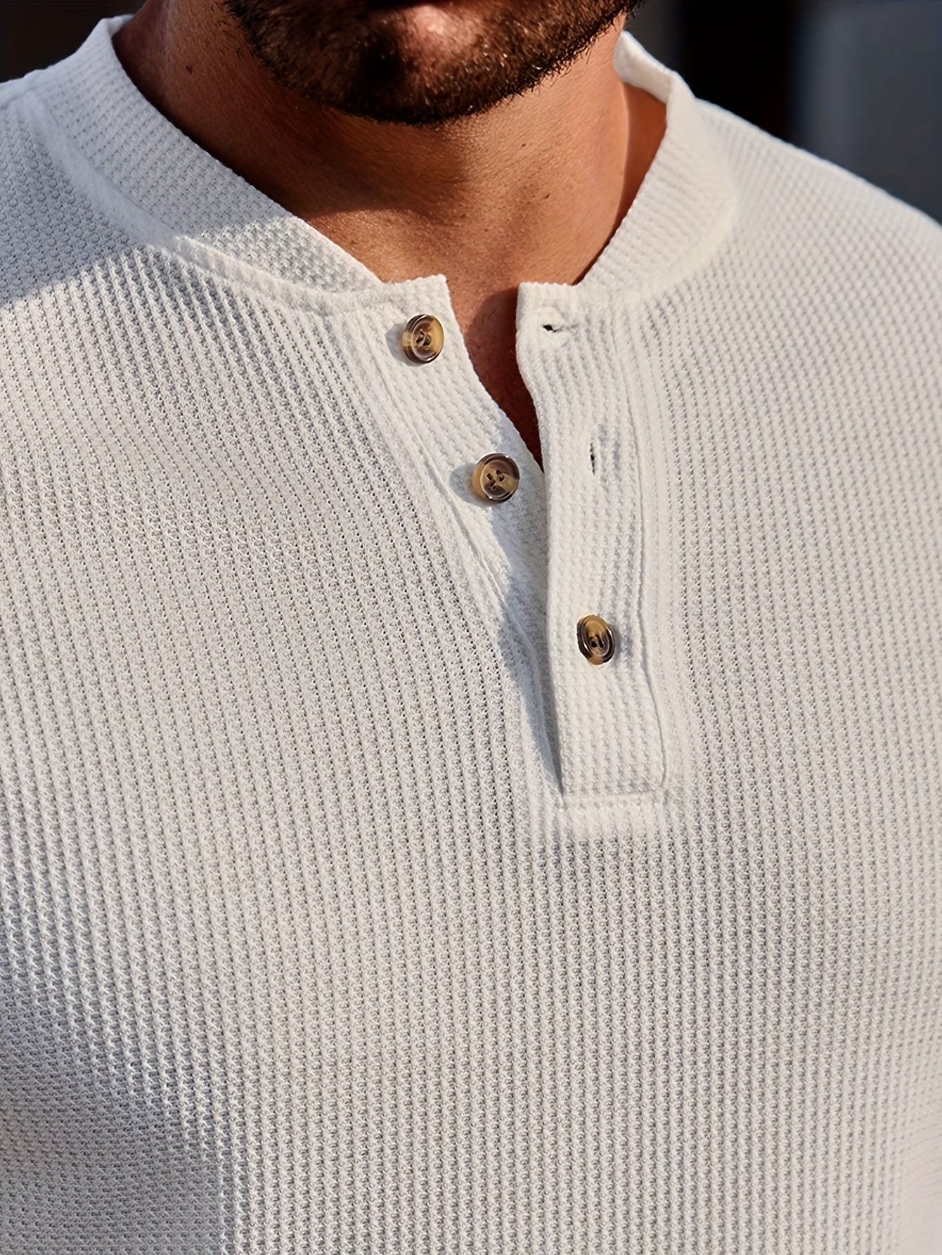 T-shirt Henley męski z krótkim rękawem i fakturą – nowoczesny i elegancki styl na casualowe wyjścia
