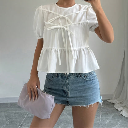 Blouse femme style romantique à manches bouffantes et nœuds décoratifs, coupe peplum tendance pour look casual chic
