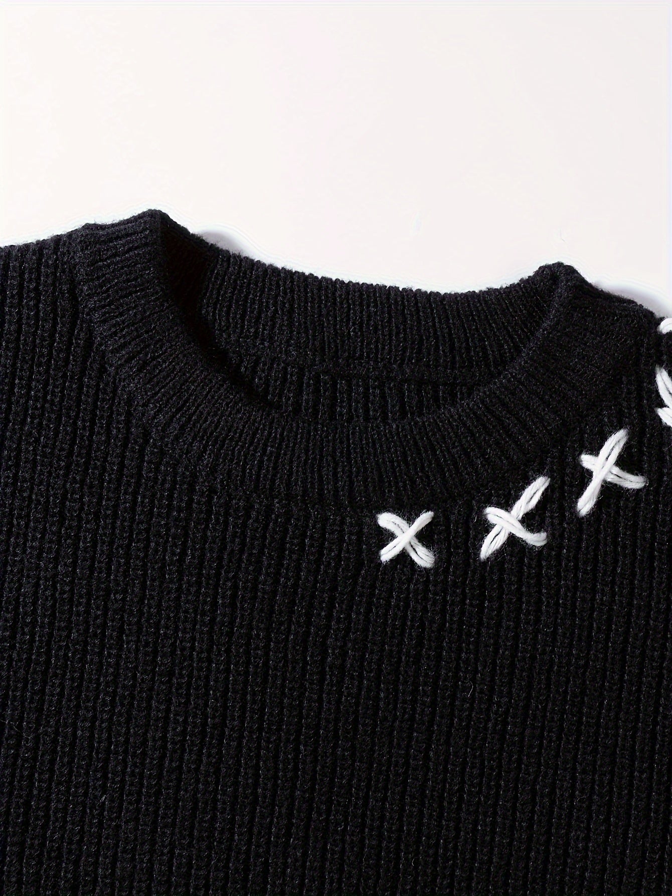Pull en maille unisexe noir à col rond avec détails de lacets et ourlet effiloché