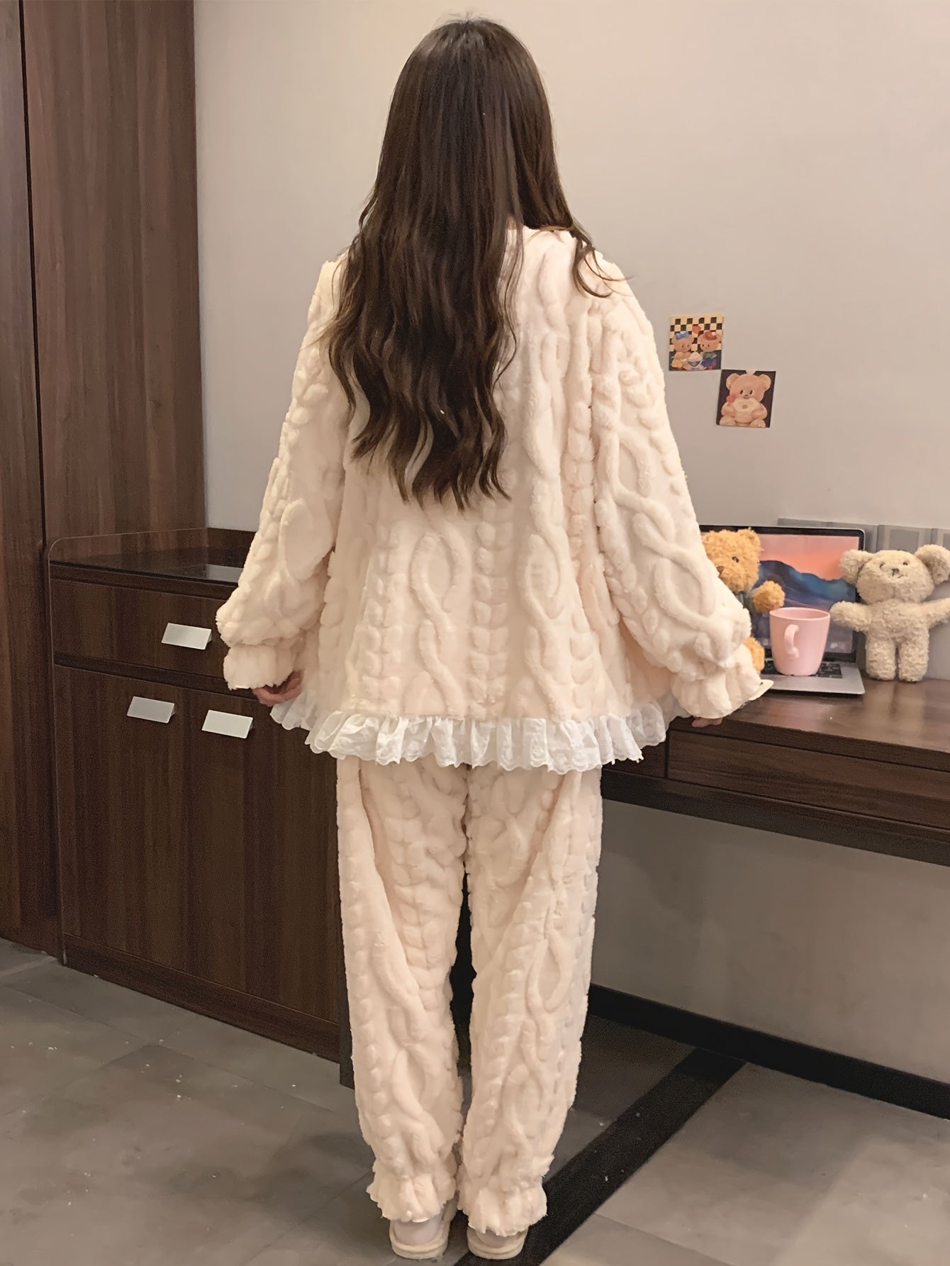 Pyjama Femme Doux et Moelleux Beige Écru Col Carré Volants Dentelle