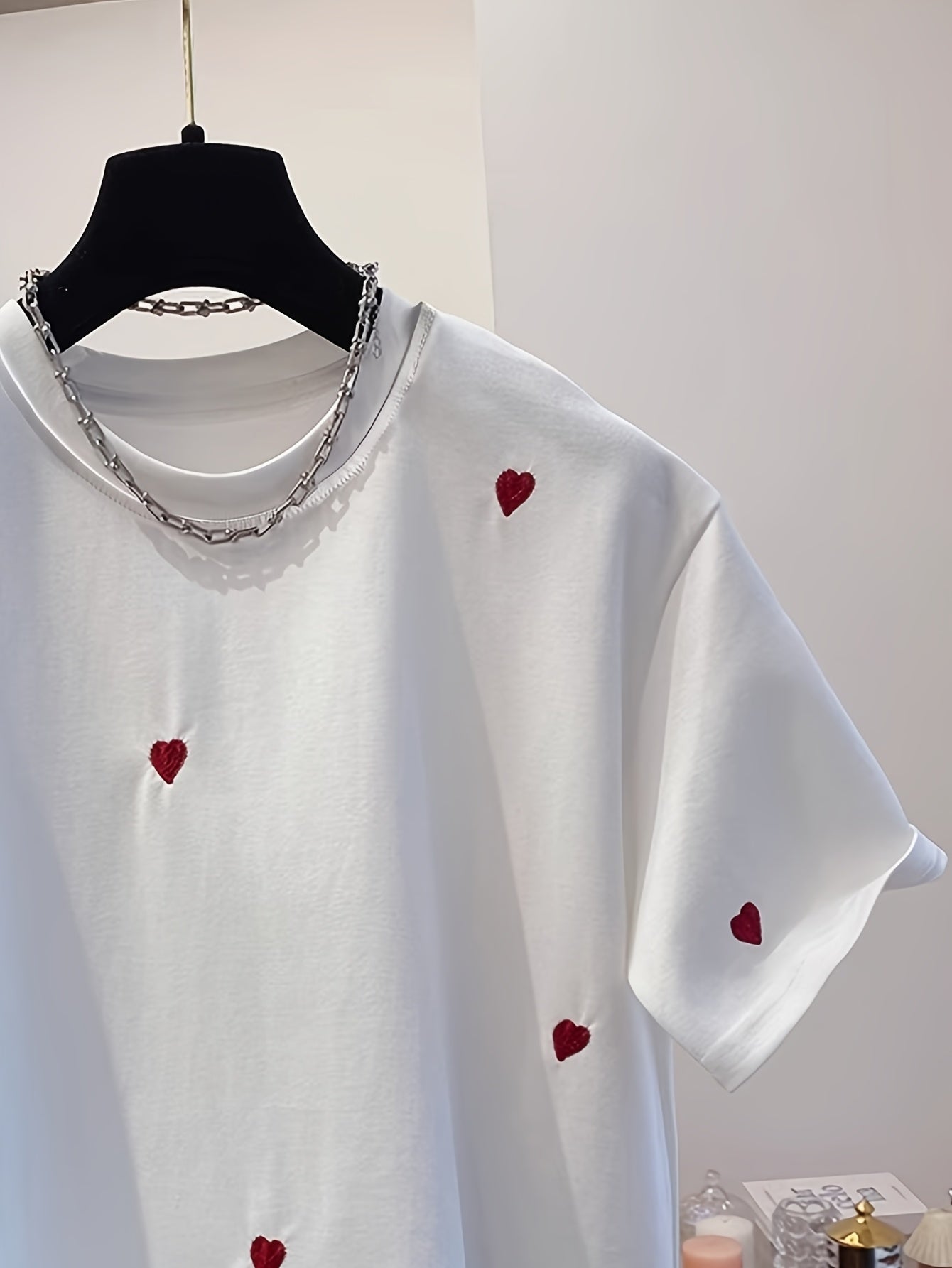 Lässiges Damen-T-Shirt mit gesticktem Herzmotiv, trendiger Stil für den Alltag  