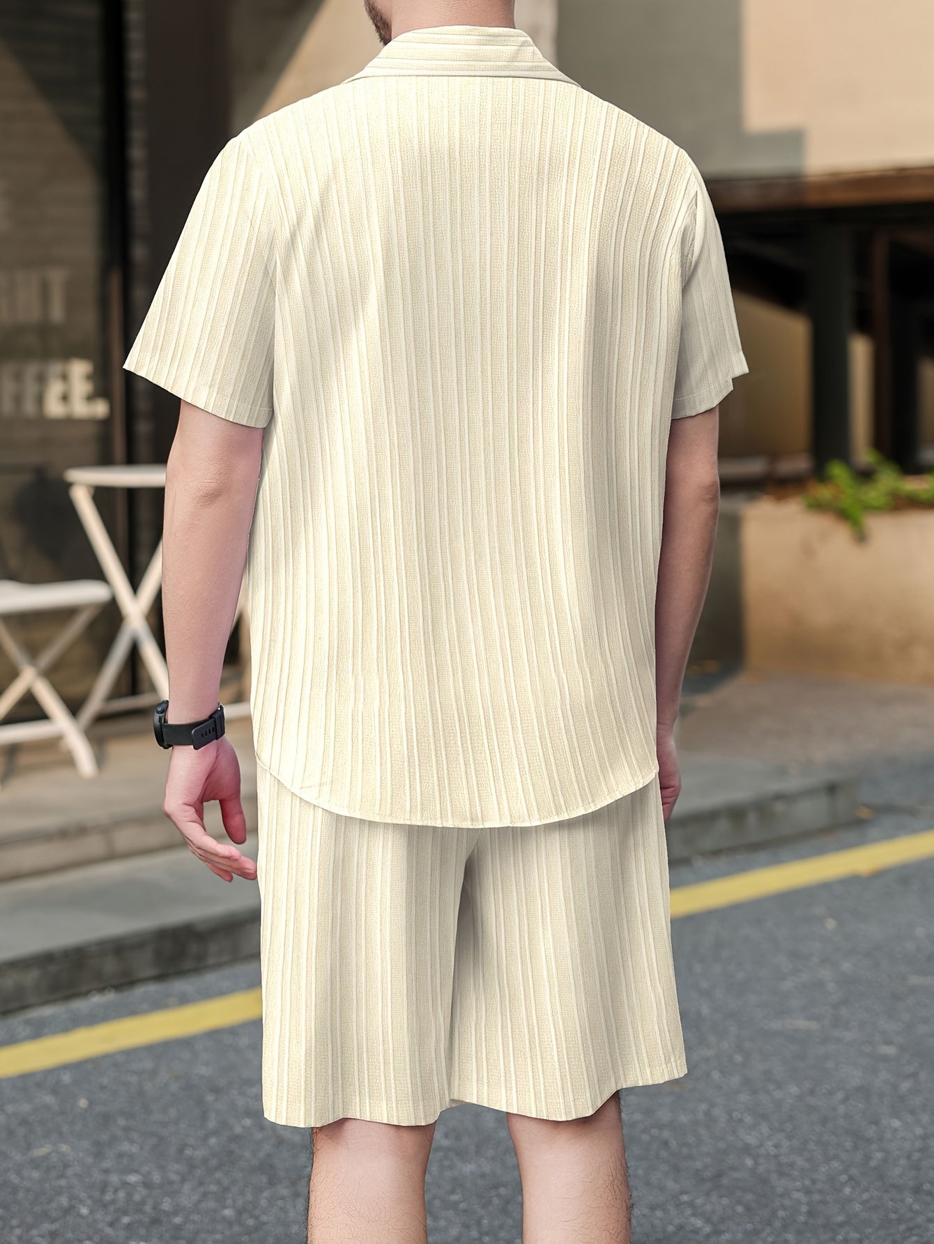 Lässiges Sommeroutfit für Herren, Kurzarmhemd und Shorts, urbaner Stil, ideal für den Sommer