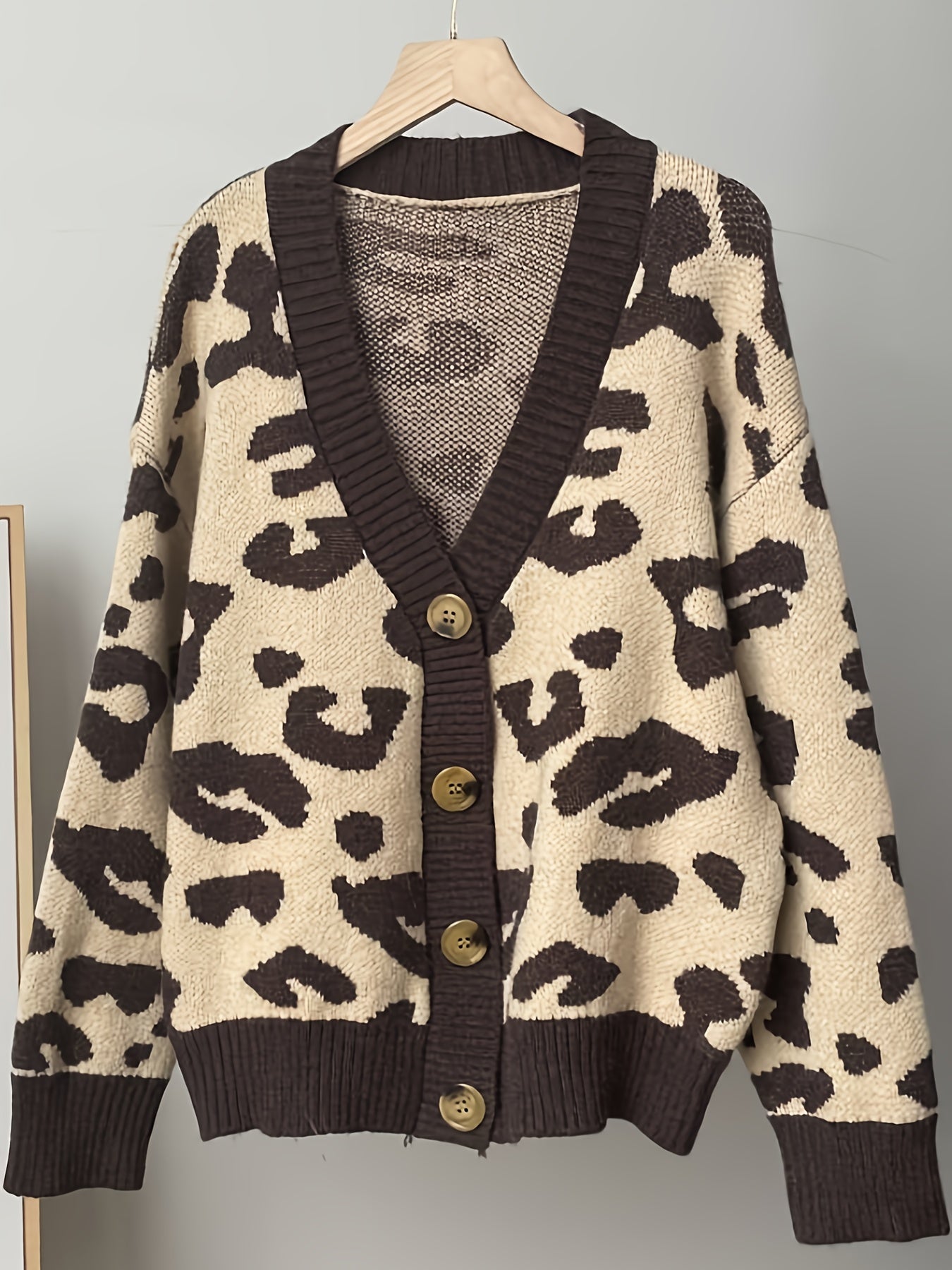Gilet Femme Léopard Crème et Marron Col V Boutons
