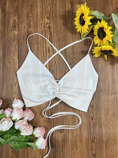 Trendy damesensemble: kort topje om te knopen, lange gestreepte blouse en spijkerrok – casual en modern stijl