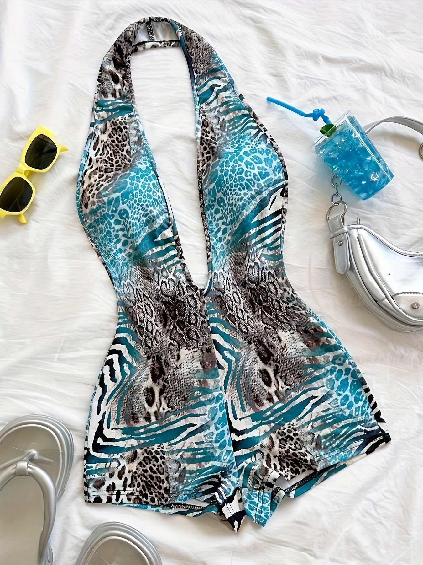 Combinaison short une pièce femme style animalier, décolleté plongeant, tendance été, idéale plage et vacances