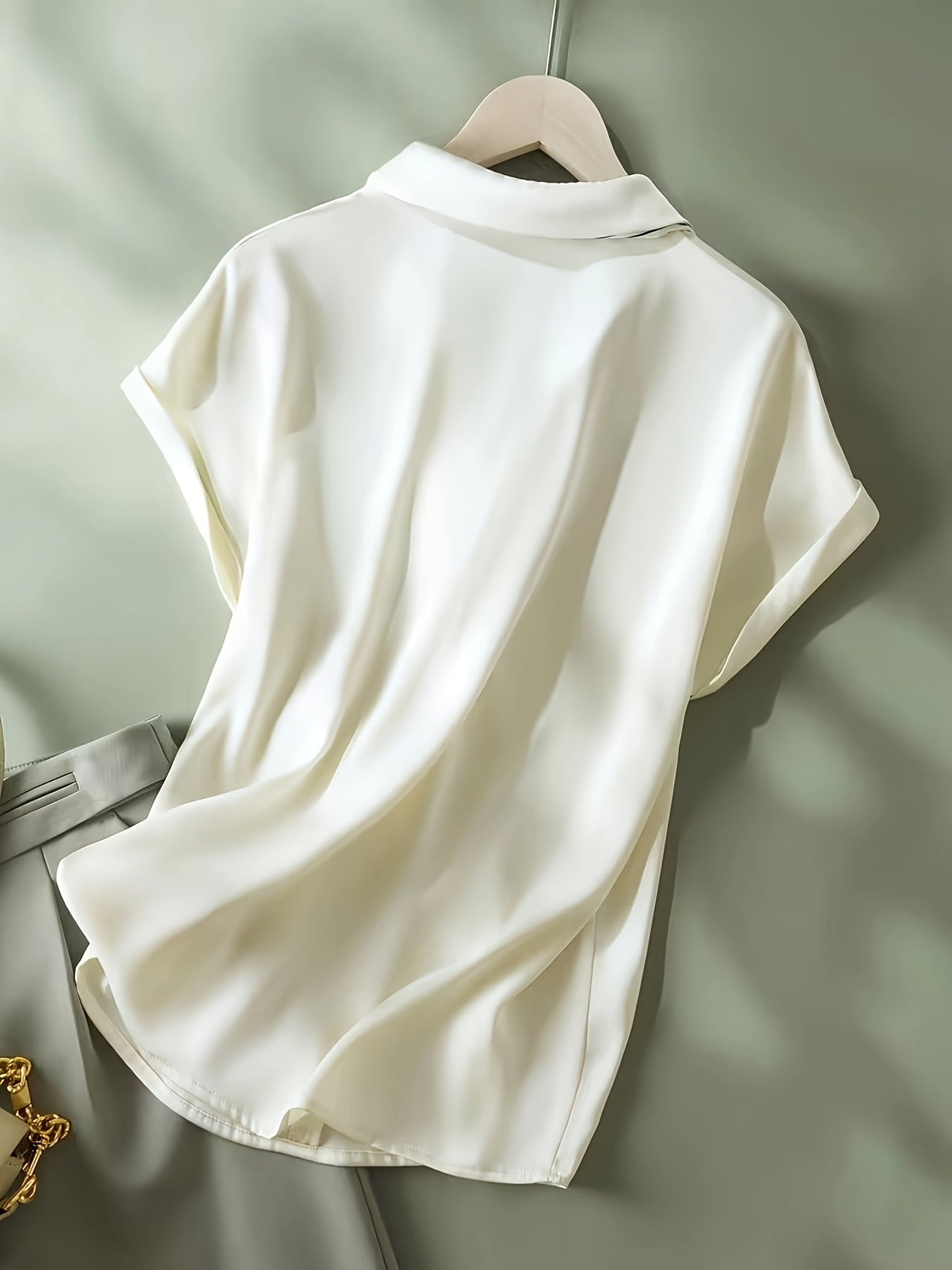 Elegant short-sleeve blouse with collar and scarf for women – Casual chic style