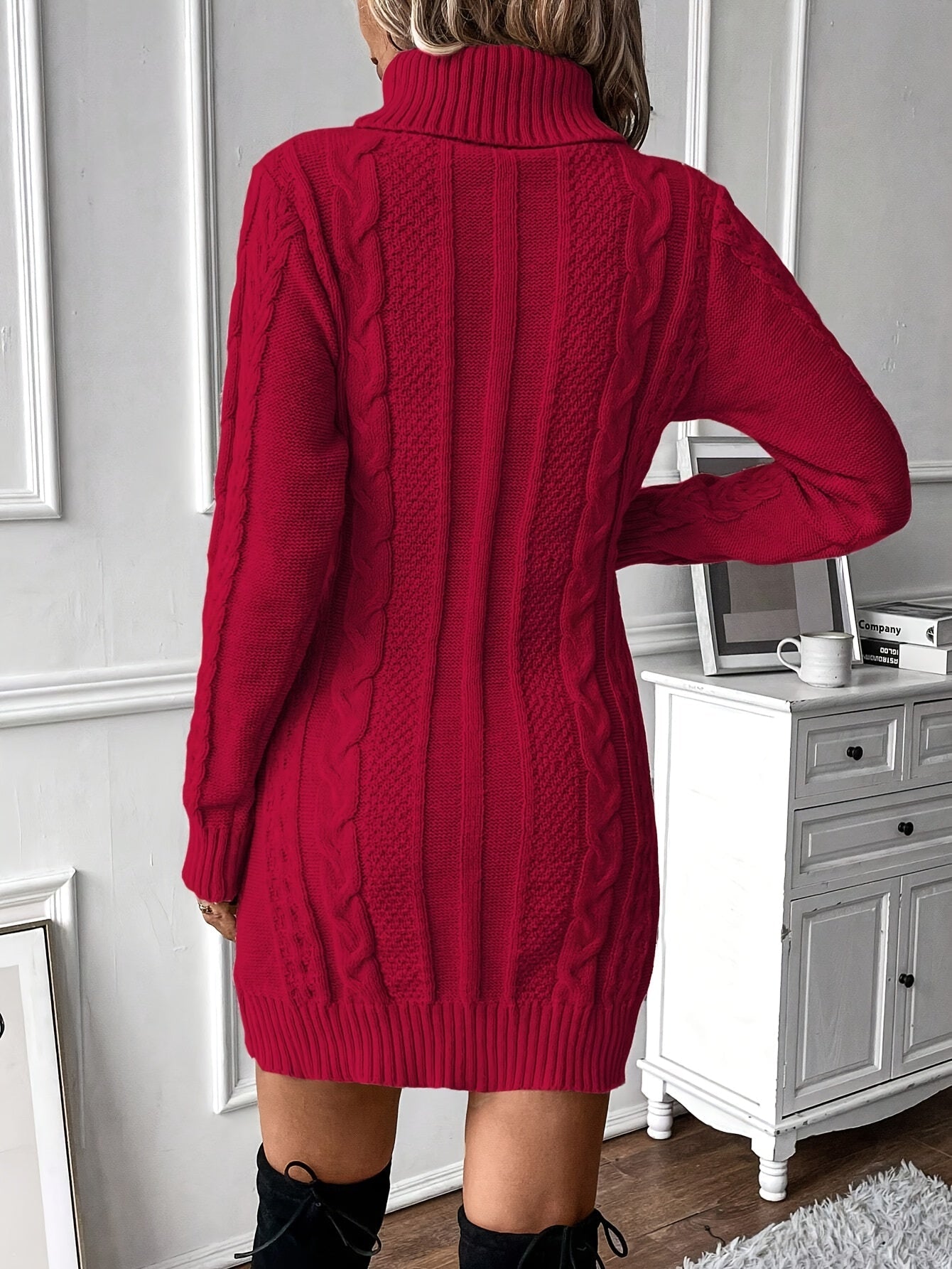 Robe pull côtelée à col roulé et motifs torsadés pour femme