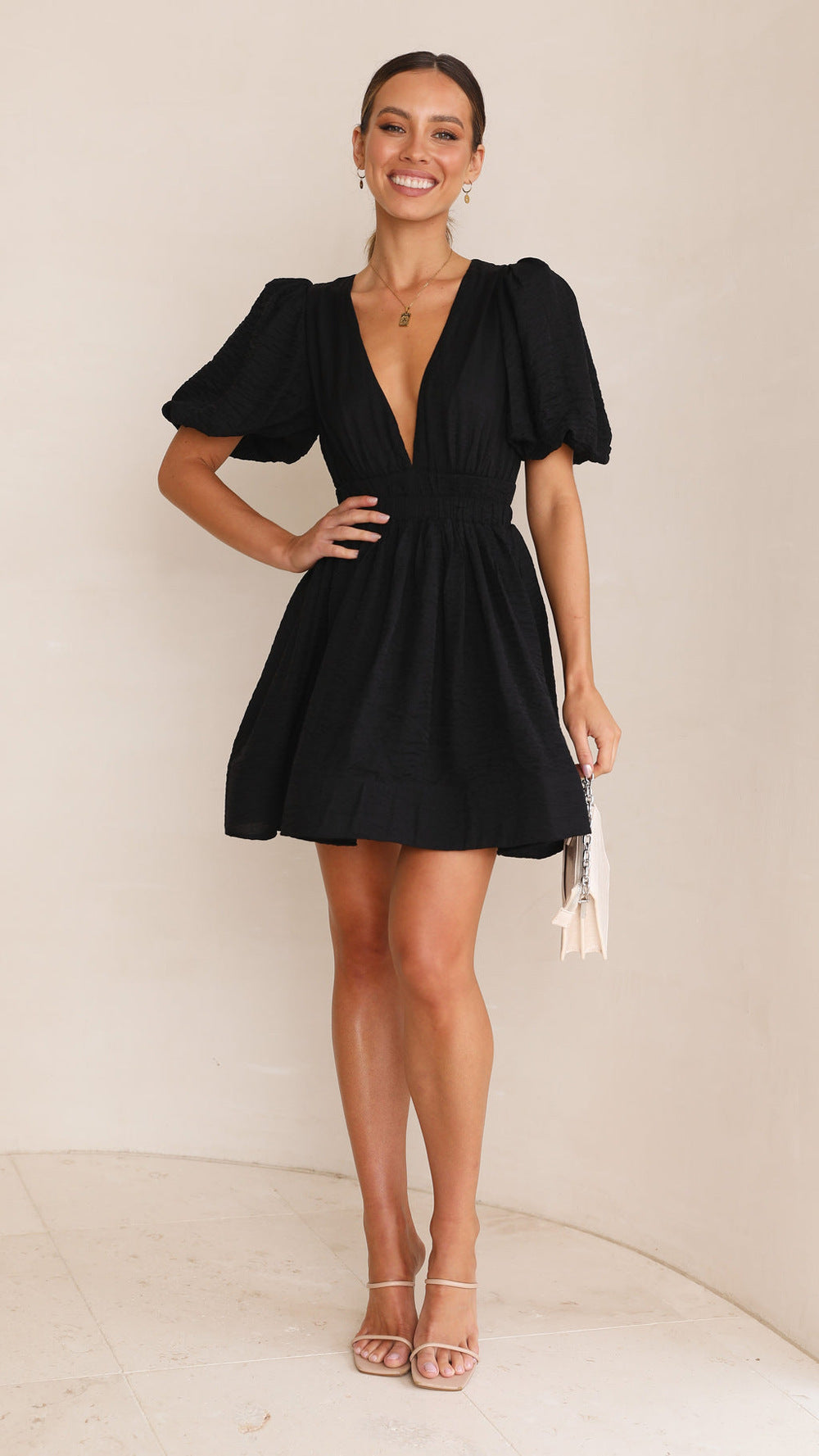 Marion – Vestido corto con mangas farol y cintura entallada