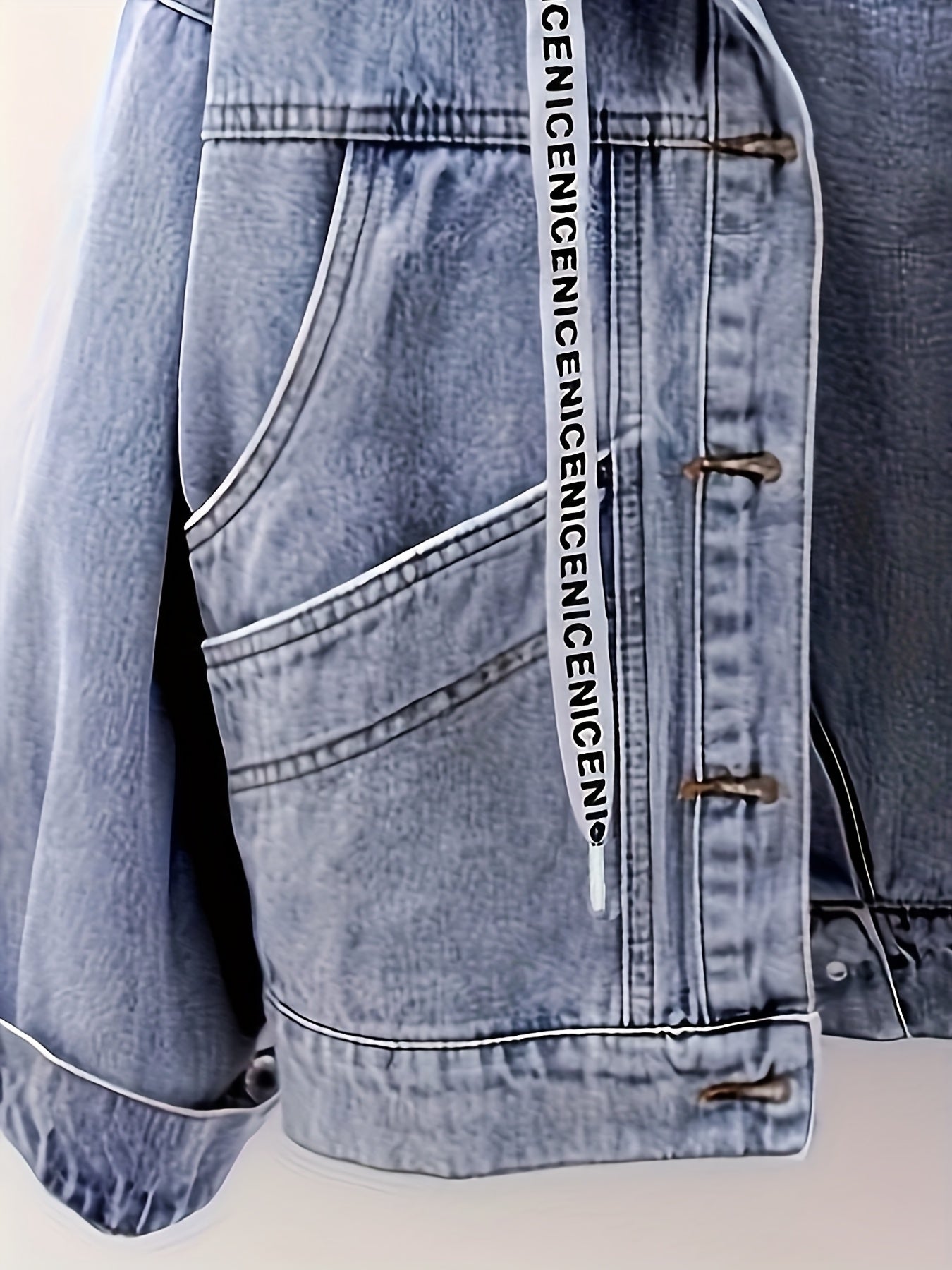 Veste en jean femme bleu clair avec capuche intégrée et détails boutonnés