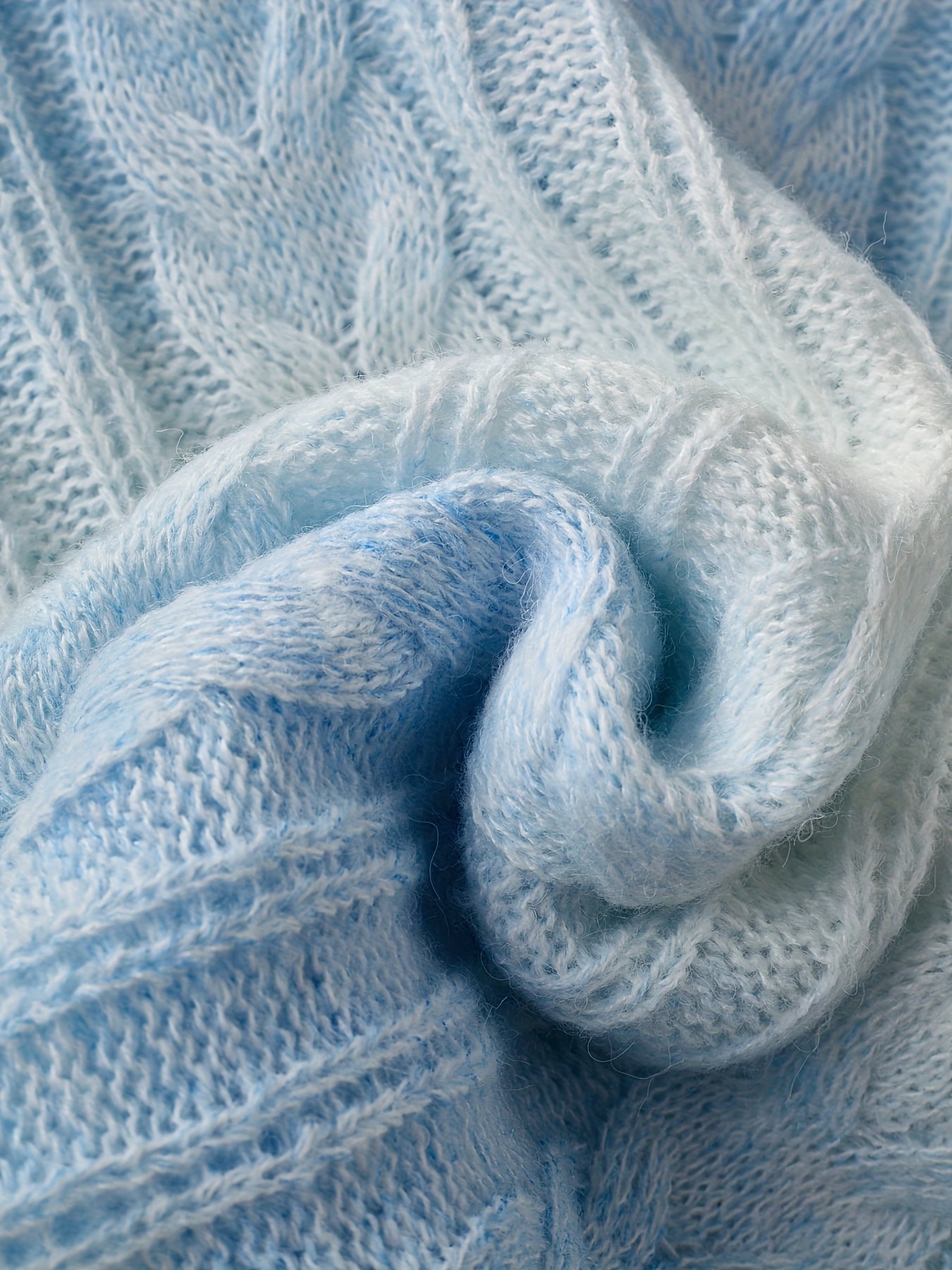 Pull en maille tressée bicolore bleu ciel et blanc col rond doux