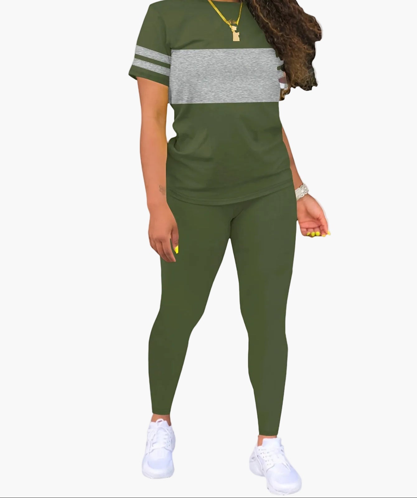 Avslappnat damset med randig t-shirt och leggings – sportig chic vardagsstil