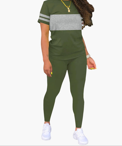 Avslappnat damset med randig t-shirt och leggings – sportig chic vardagsstil