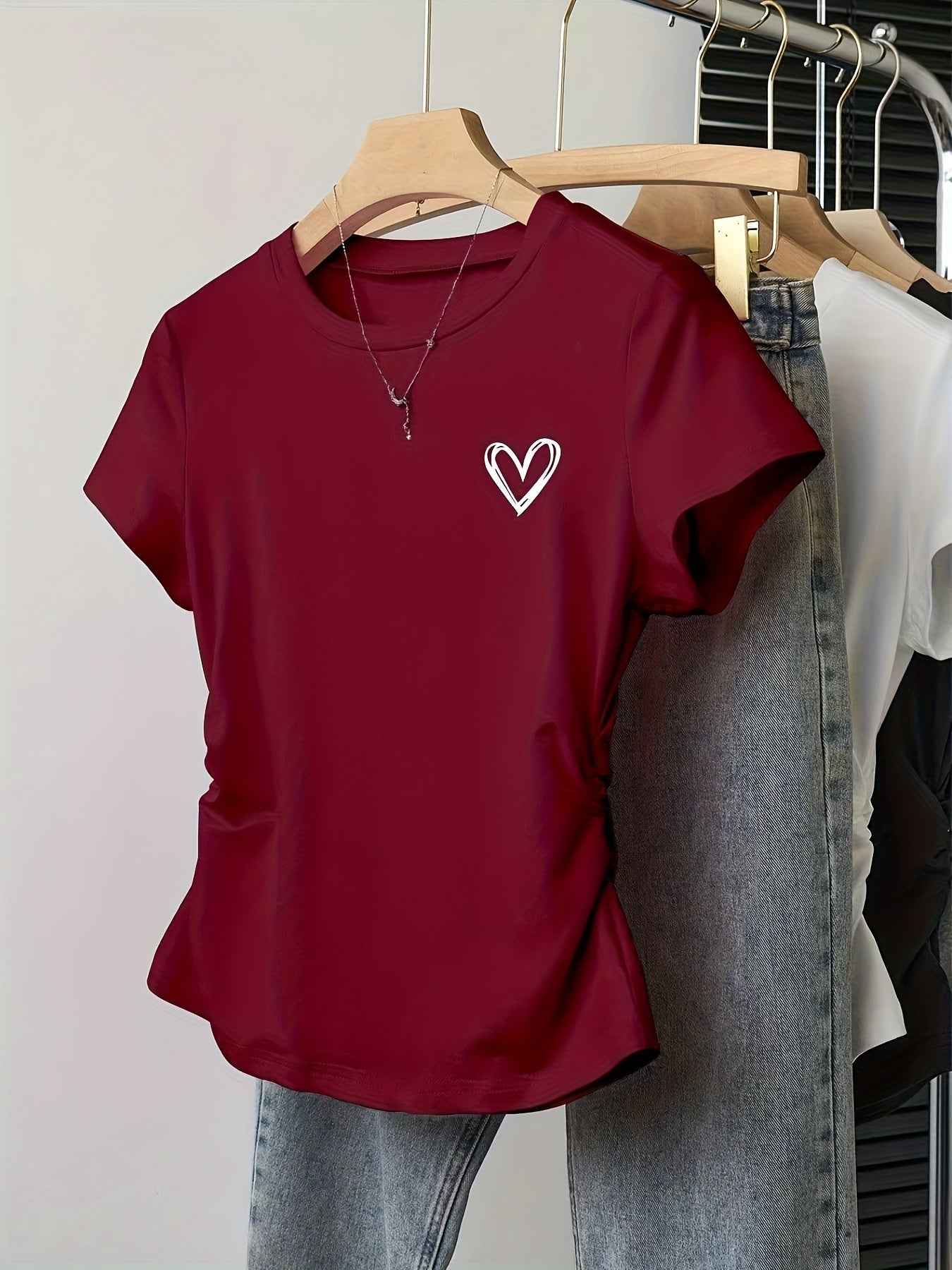 Dame T-shirt med tætsiddende pasform, hjerteprint, afslappet og trendy stil
