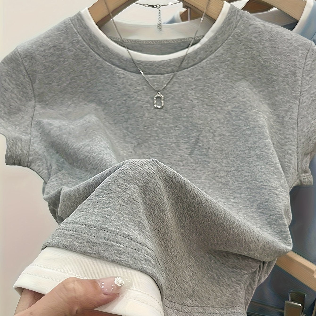 T-shirt décontracté femme style superposé tendance pour un look urbain chic