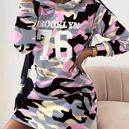 Robe courte sweat à capuche camouflage rose et gris pour femme