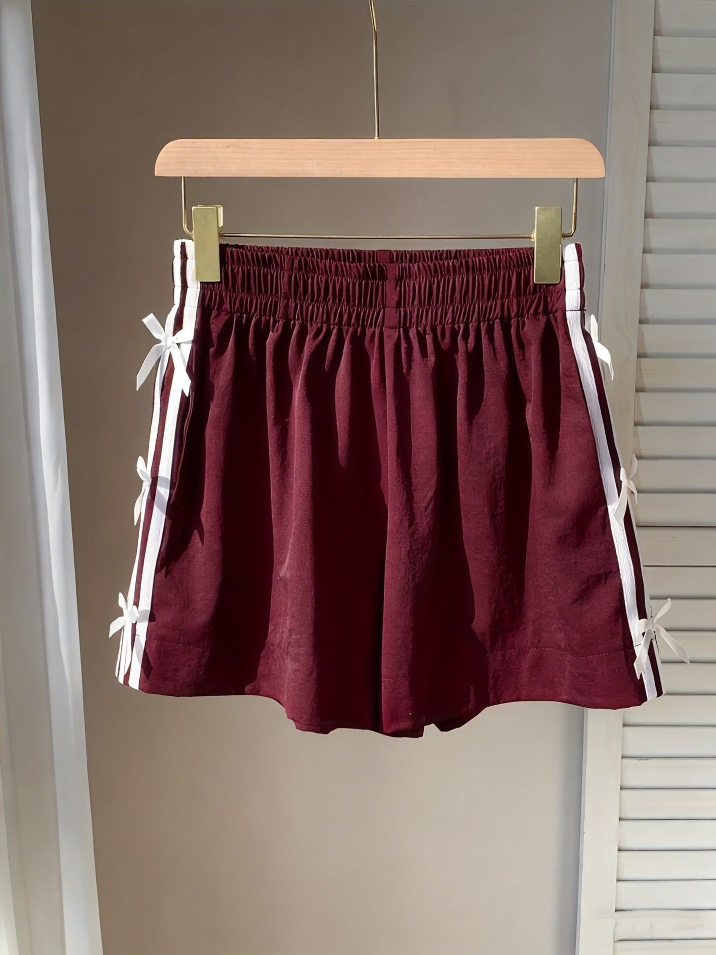 Short décontracté femme style vacances avec nœuds latéraux et bandes sportives