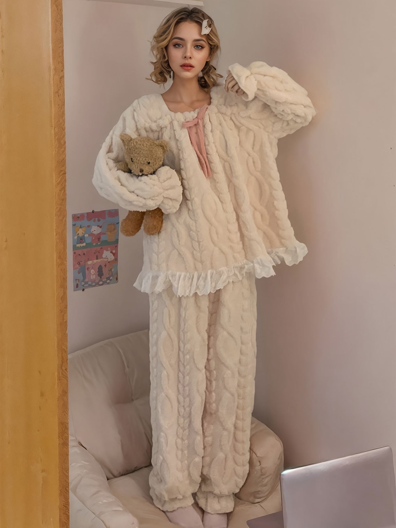 Pyjama Femme Doux et Moelleux Beige Écru Col Carré Volants Dentelle