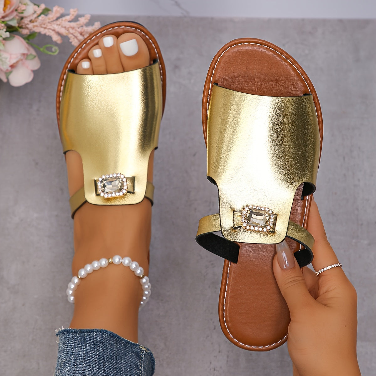 Flache zum Hineinschlüpfen Sandalen für Damen im glamourösen Stil mit trendigem Schmuck  