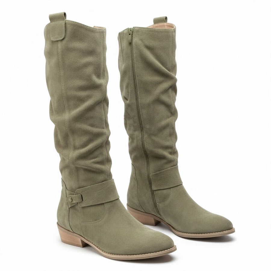 Hohe Damenstiefel im Reiterstil aus weich gerafftem Material mit seitlichem Reißverschluss