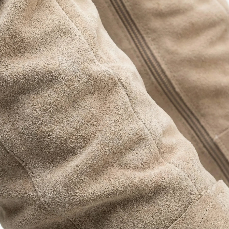 Hohe Damenstiefel im Reiterstil aus weich gerafftem Material mit seitlichem Reißverschluss