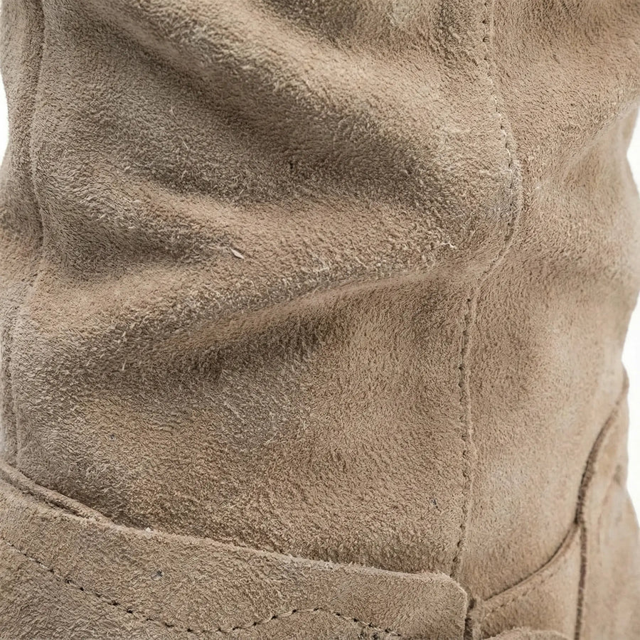 Hohe Damenstiefel im Reiterstil aus weich gerafftem Material mit seitlichem Reißverschluss