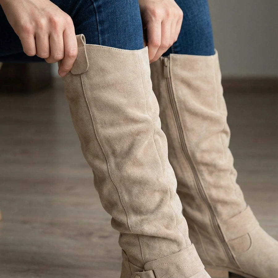 Hohe Damenstiefel im Reiterstil aus weich gerafftem Material mit seitlichem Reißverschluss