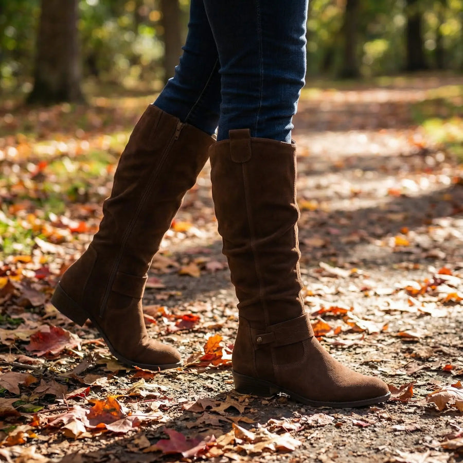 Hohe Damenstiefel im Reiterstil aus weich gerafftem Material mit seitlichem Reißverschluss