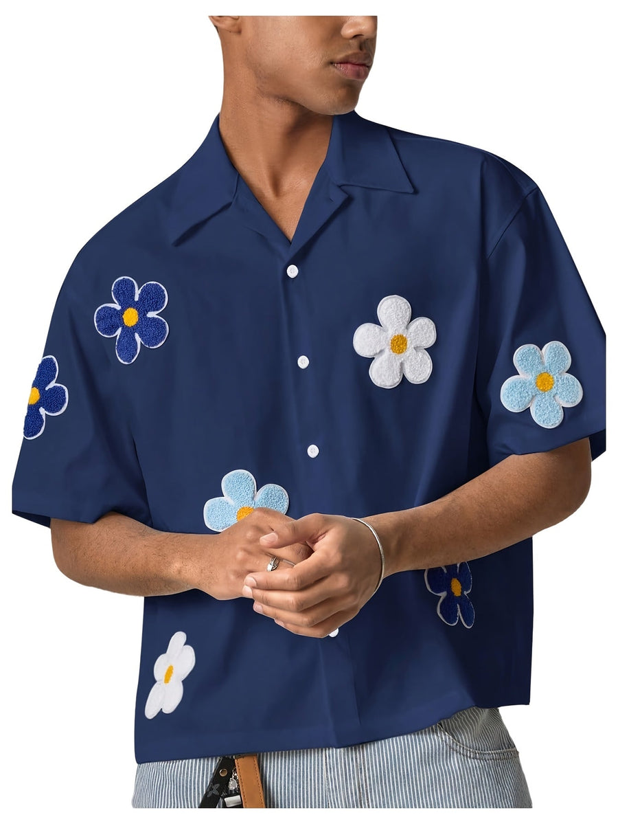 Avslappet kortermet camp-skjorte for menn med blomsterapplikasjoner for en trendy sommerstil