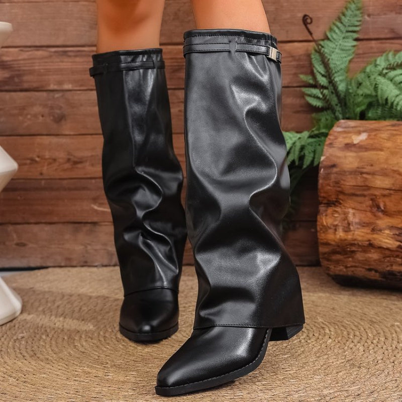 Hohe Damenstiefel im Slouchy-Stil mit gerafftem Effekt, spitzer Zehenpartie und dekorativer Schnalle, schwarz oder beige