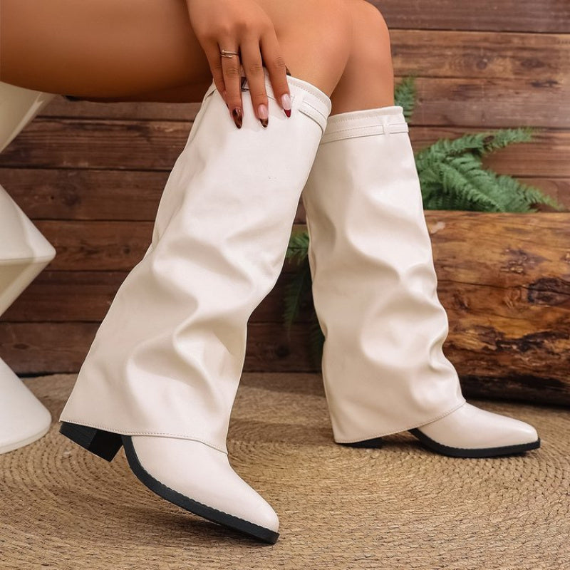 Hohe Damenstiefel im Slouchy-Stil mit gerafftem Effekt, spitzer Zehenpartie und dekorativer Schnalle, schwarz oder beige