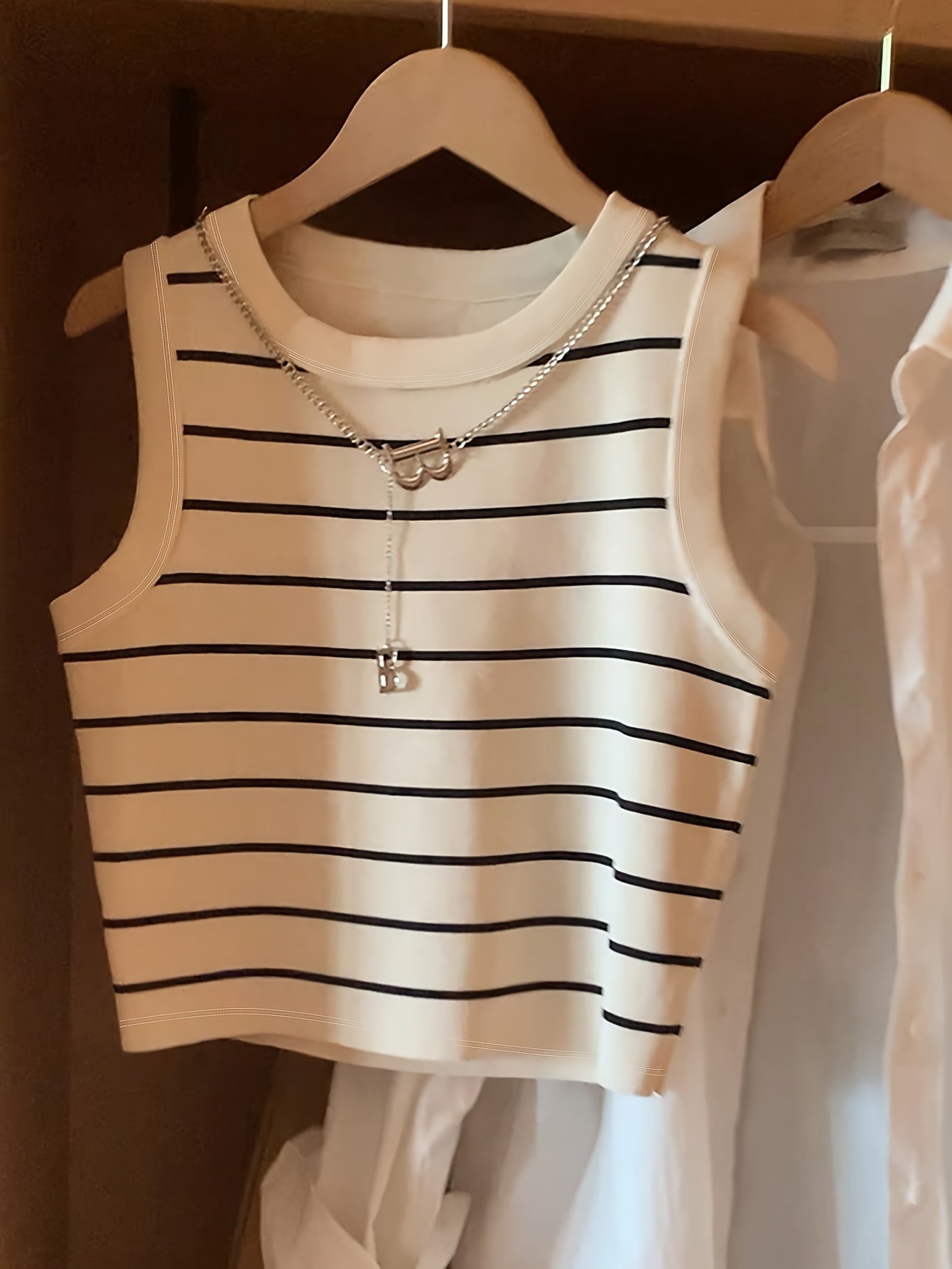 Canotta senza maniche a righe stile preppy da donna – Eleganza casual e chic moderna