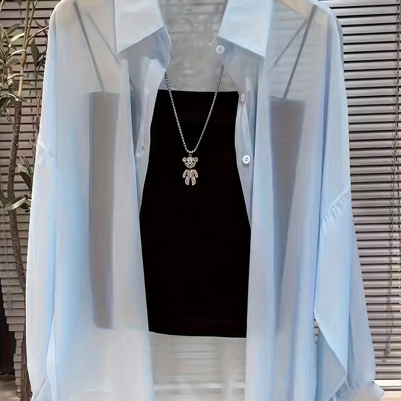 Løs transparent skjorte med undertrøje – Kvinde – Moderne stil til elegante lag-på-lag looks