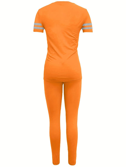 Avslappnat damset med randig t-shirt och leggings – sportig chic vardagsstil