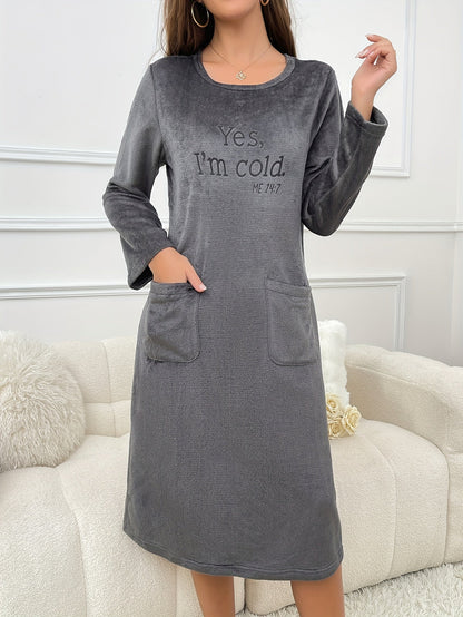 Robe de Nuit en Polaire Douce Femme - Manches Longues, Col Rond, Poches, Motif Brodé "Yes, I'm cold."