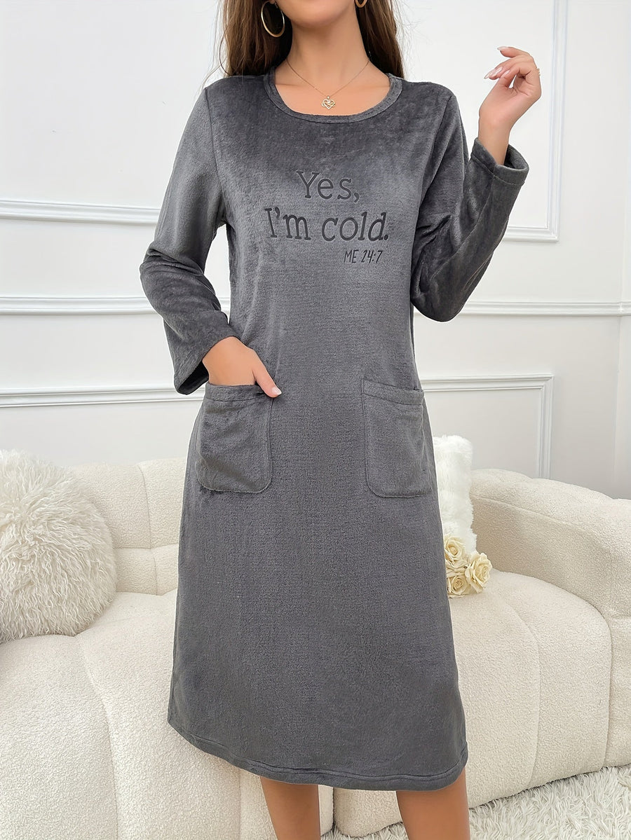 Robe de Nuit en Polaire Douce Femme - Manches Longues, Col Rond, Poches, Motif Brodé "Yes, I'm cold."