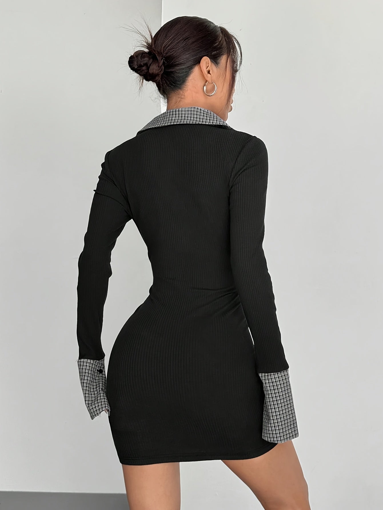 Robe courte moulante noire à col chemise et manches évasées à carreaux pour femme
