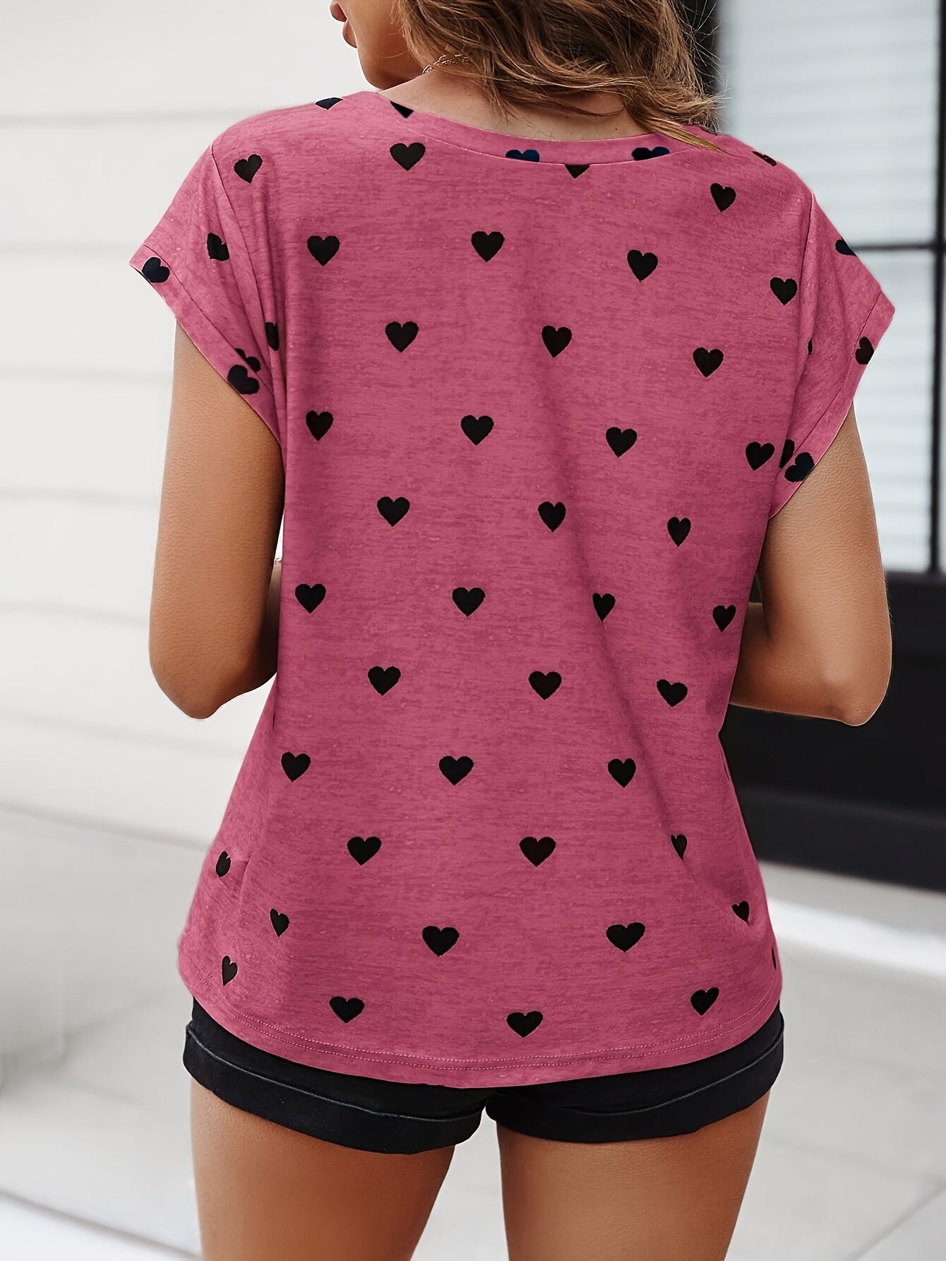 Elegant dam-T-shirt med hjärtmönster, V-ringning, somrig och chic stil