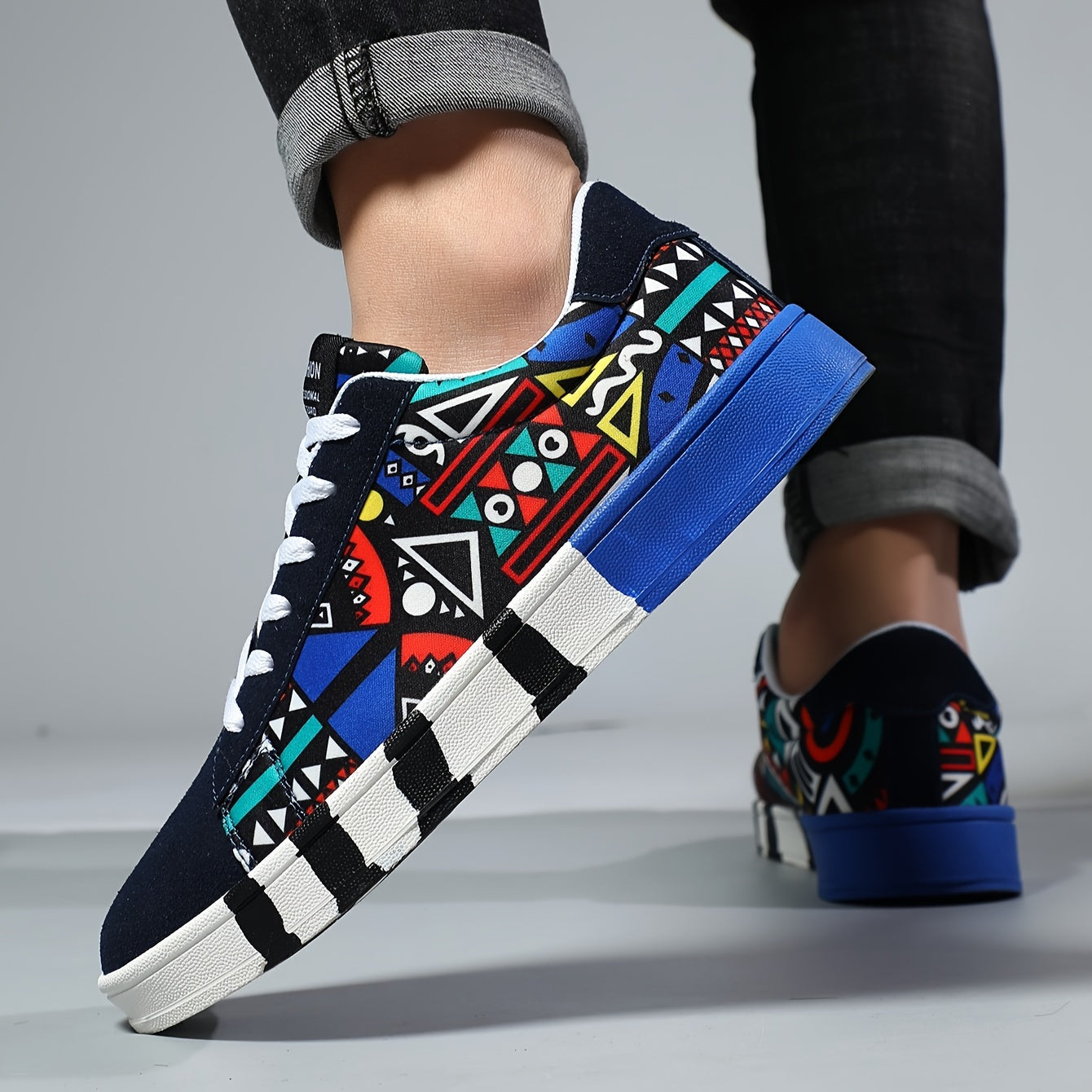 Herresneakers med urban grafisk stil til fritid og udendørs brug