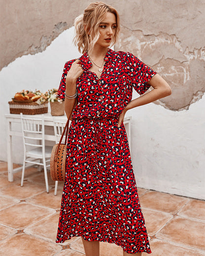 Jennifer – Robe à manches courtes avec motif à pois ondulés et col